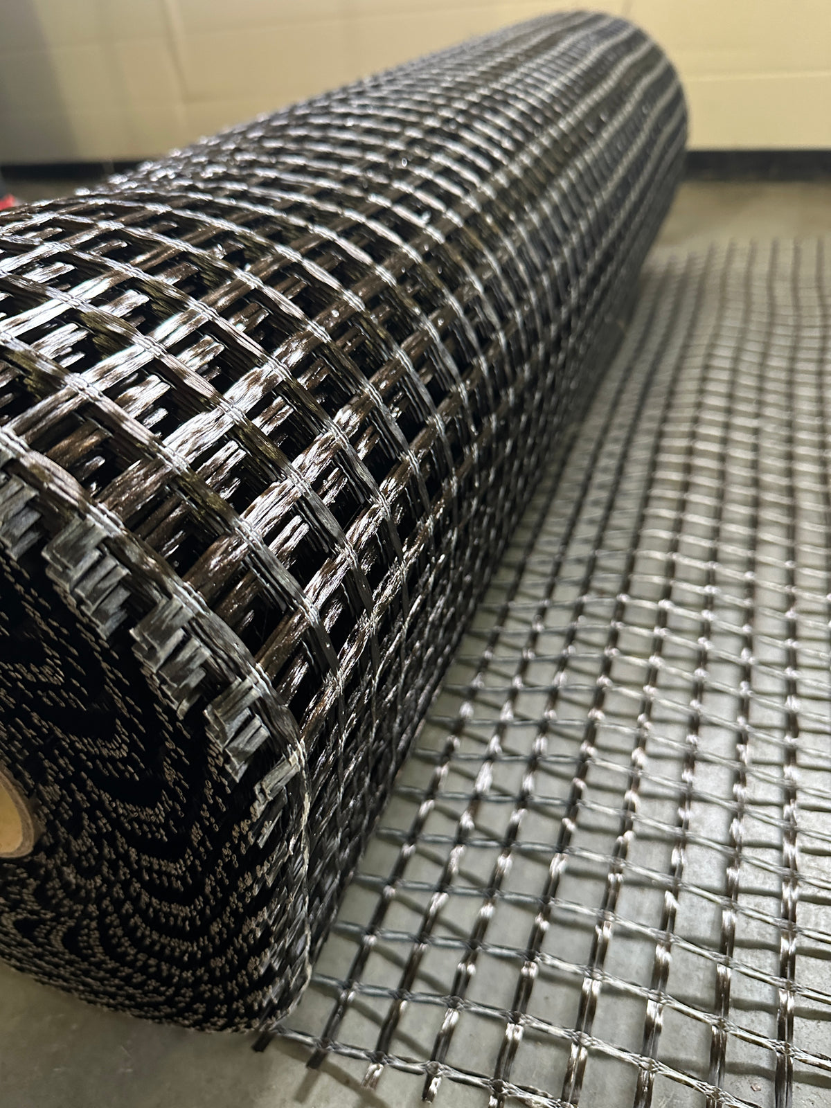Basaltfibernät 100/100 kN/m, polymerbeläggning, 25×25 mm, bredd 1 m, rulle 50 m²